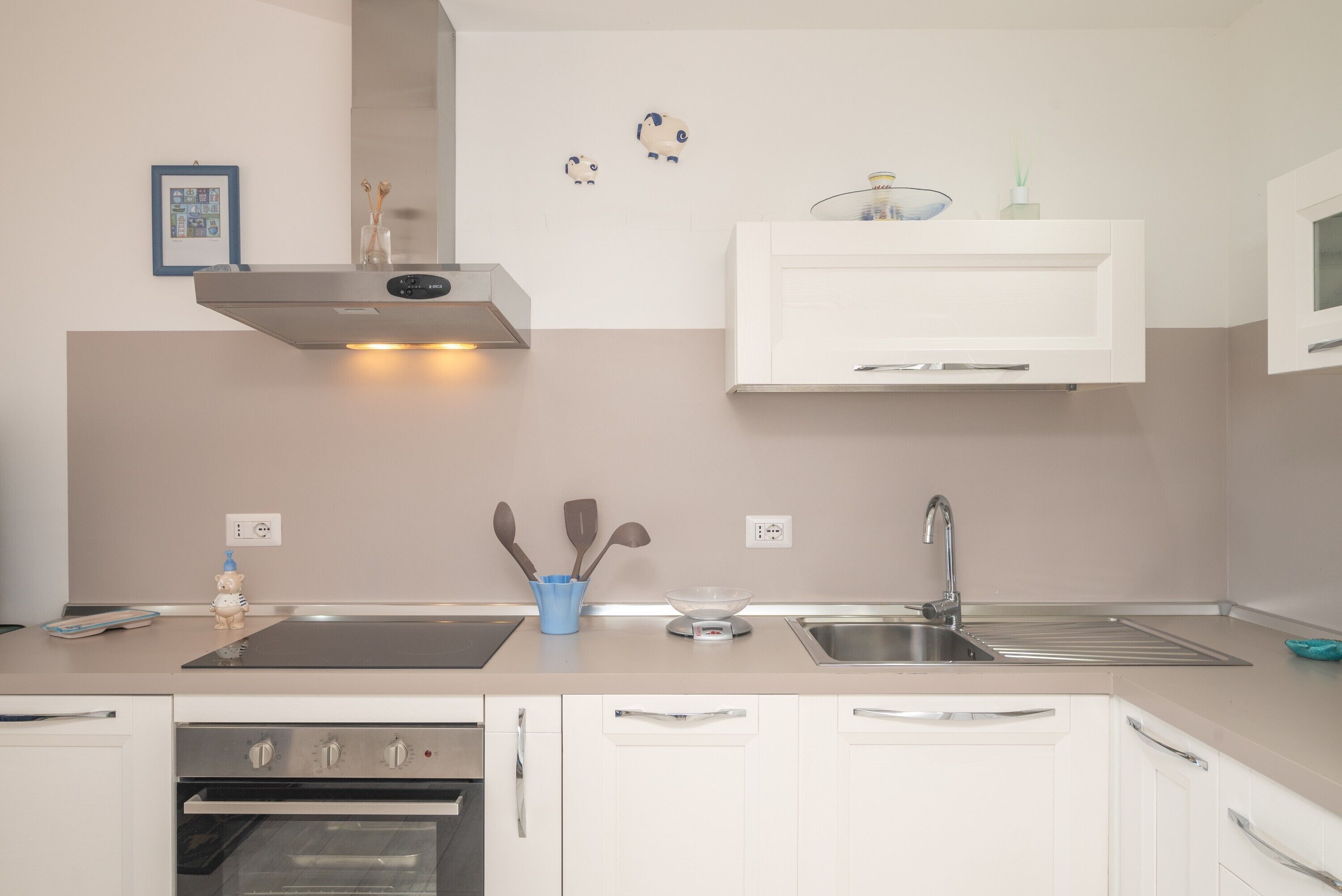 Frigorifero, forno, piano cottura, lavastoviglie