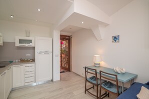 Kjøleskap, ovn, kokeplater og oppvaskmaskin