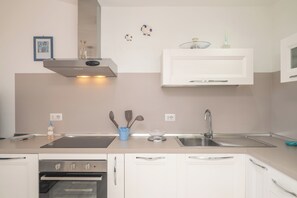 Réfrigérateur, four, plaque de cuisson, lave-vaisselle