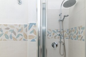 Een douche, een haardroger, handdoeken