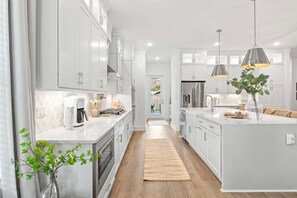 Køleskab, mikrobølgeovn, ovn, kogeplade