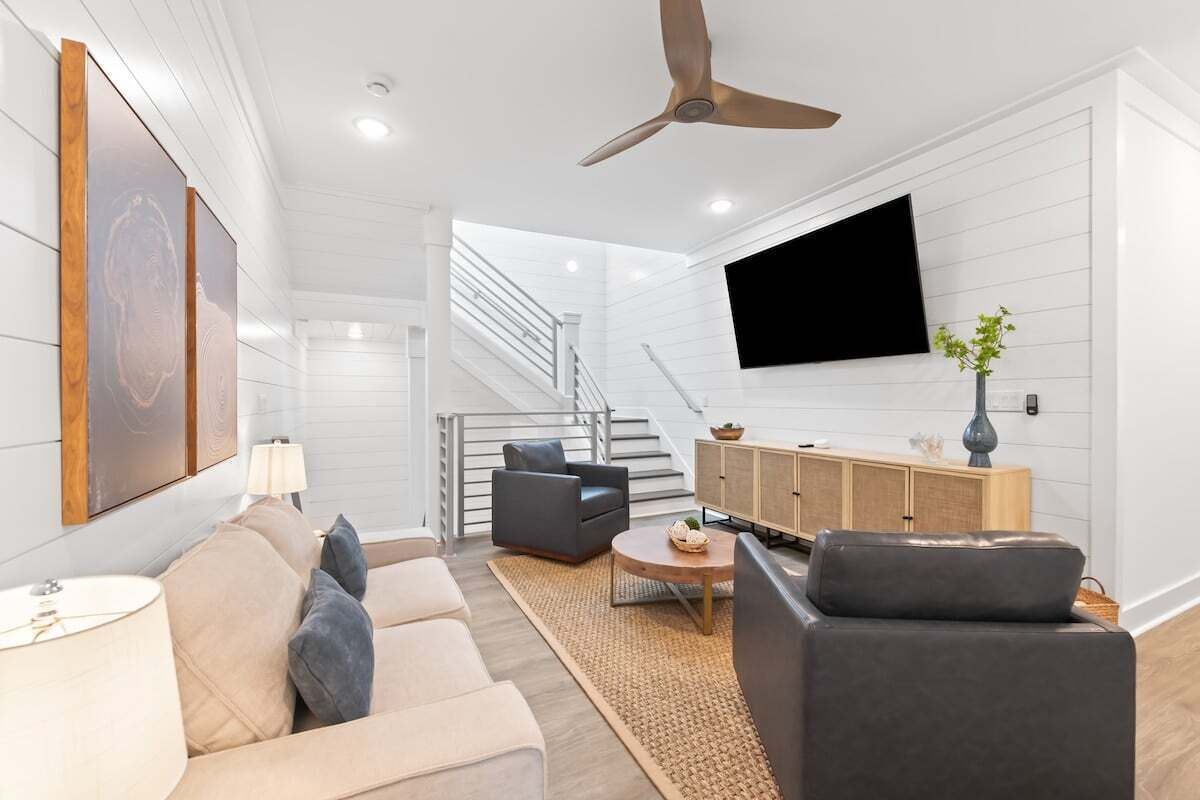 Smart-TV, Kamin, Tischtennisplatte, Bücher