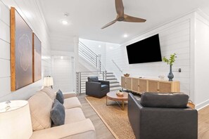 Smart TV, chimenea, mesa de ping pong, libros