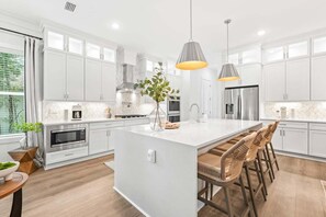 Refrigerador, microondas, horno, placa de cocina