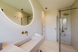 Douche, sèche-cheveux, serviettes fournies