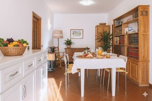 Refrigerador con freezer, microondas, horno, placa de cocina