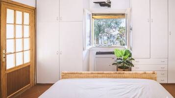 2 bedrooms, iron/ironing board, bed sheets