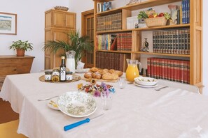 Basic Villa | Dining room