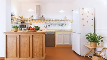 Vila Basic | Dapur pribadi | Lemari es besar, microwave, oven, dan kompor