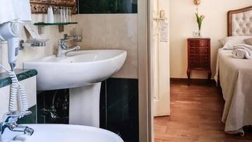 Quarto casal luxo | Banheiro | Chuveiro, chuveiro com efeito de chuva, secador de cabelo, bidê