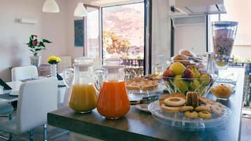 Free daily buffet breakfast