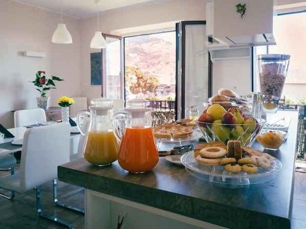 Buffet déjeuner gratuit tous les jours