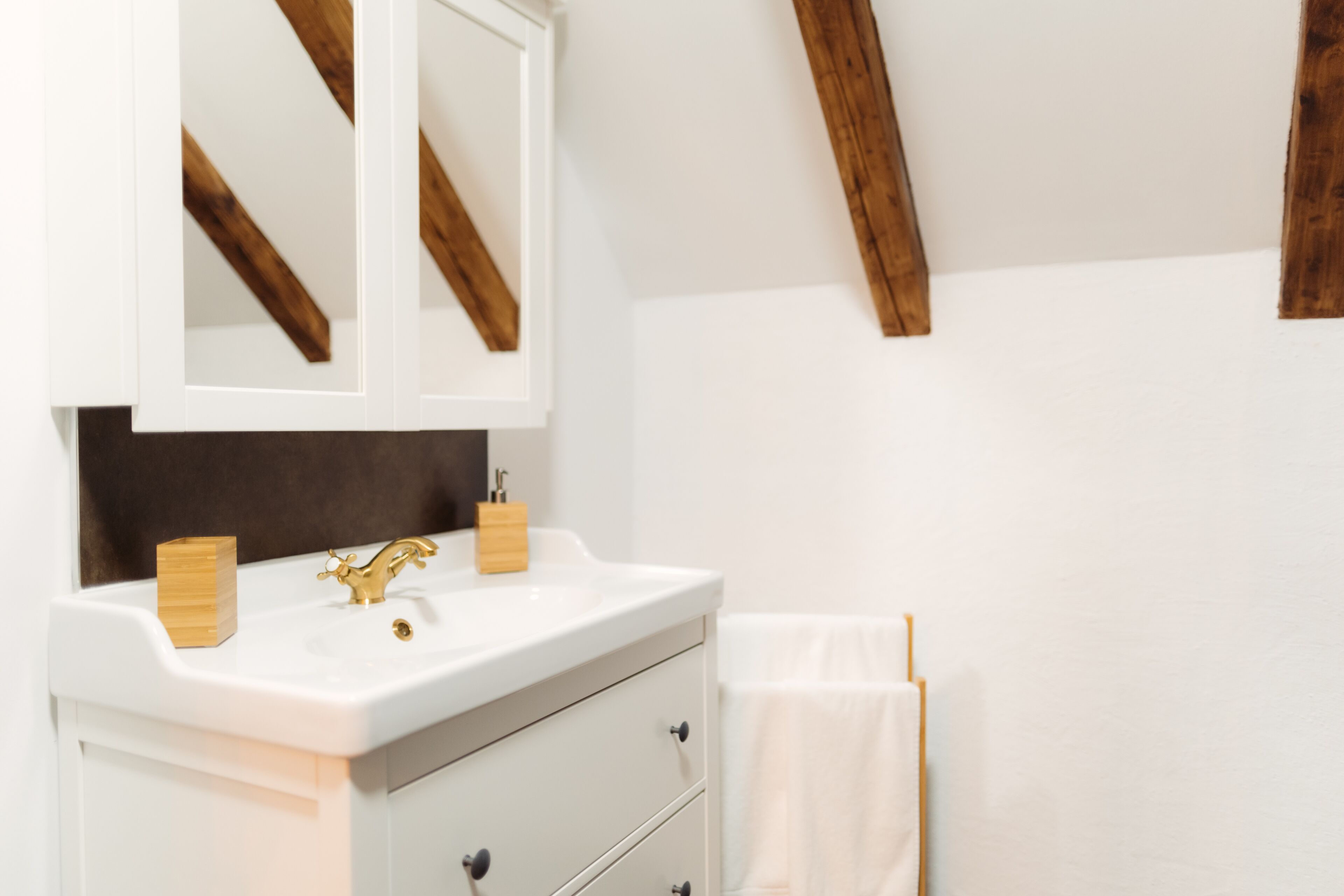 Business Apartment | Bathroom | Shower, hair dryer, slippers, towels