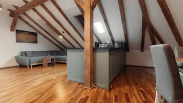 Superior-Apartment | Wohnbereich | 102-cm-Smart-TV mit Kabelempfang, Netflix, Fußbodenheizung