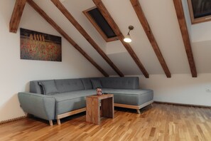 Superior-Apartment | Wohnbereich | 102-cm-Smart-TV mit Kabelempfang, Netflix, Fußbodenheizung