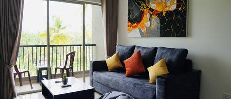 TV connectée, table de tennis de table, livres