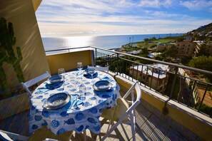 Outdoor dining - Blue Sky Apartment by Wonderful Italy (Sanremo)