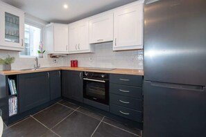 Basic House | Private kitchen - Spacious & Stylish 1BD Cottageportobello Dublin! (Dublin)