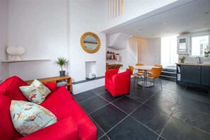 Basic House | Living area - Spacious & Stylish 1BD Cottageportobello Dublin! (Dublin)