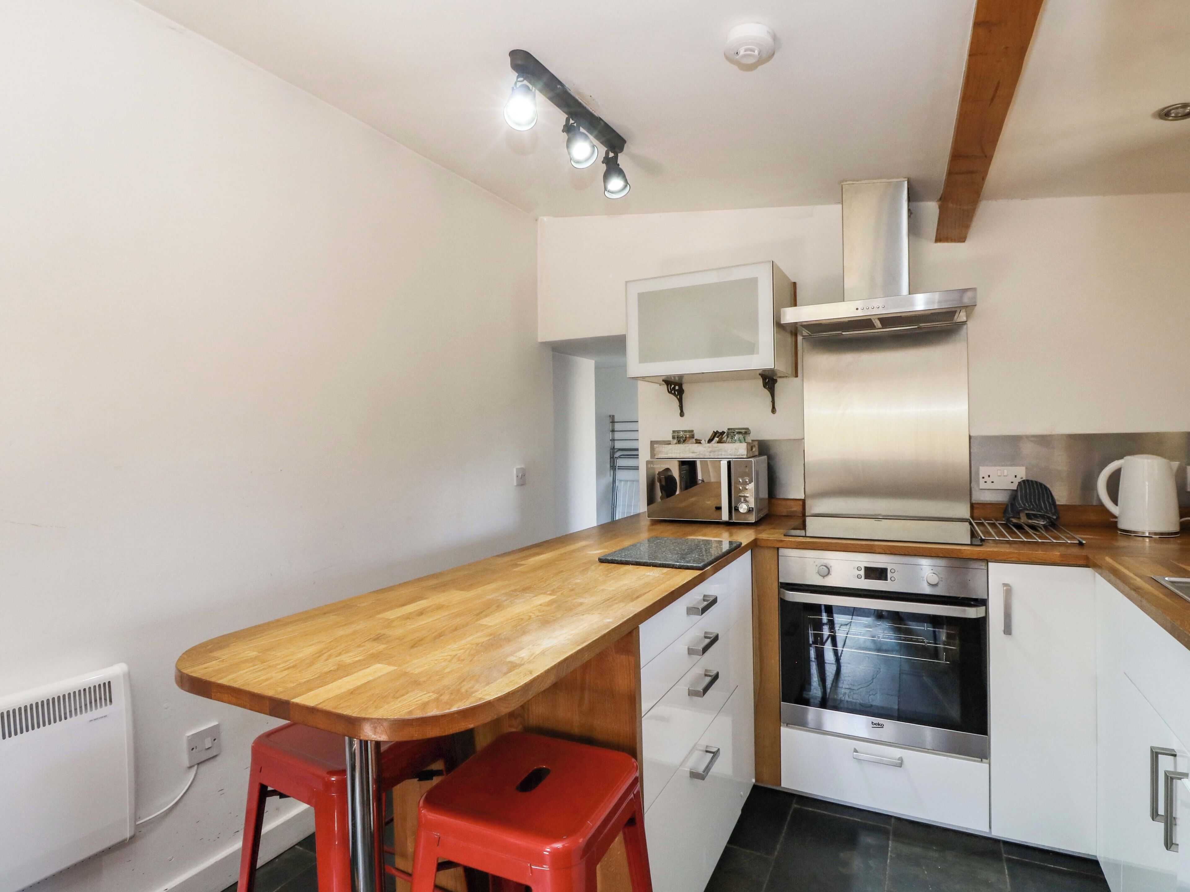 Cottage | Private kitchen | Fridge, dishwasher, electric kettle, toaster