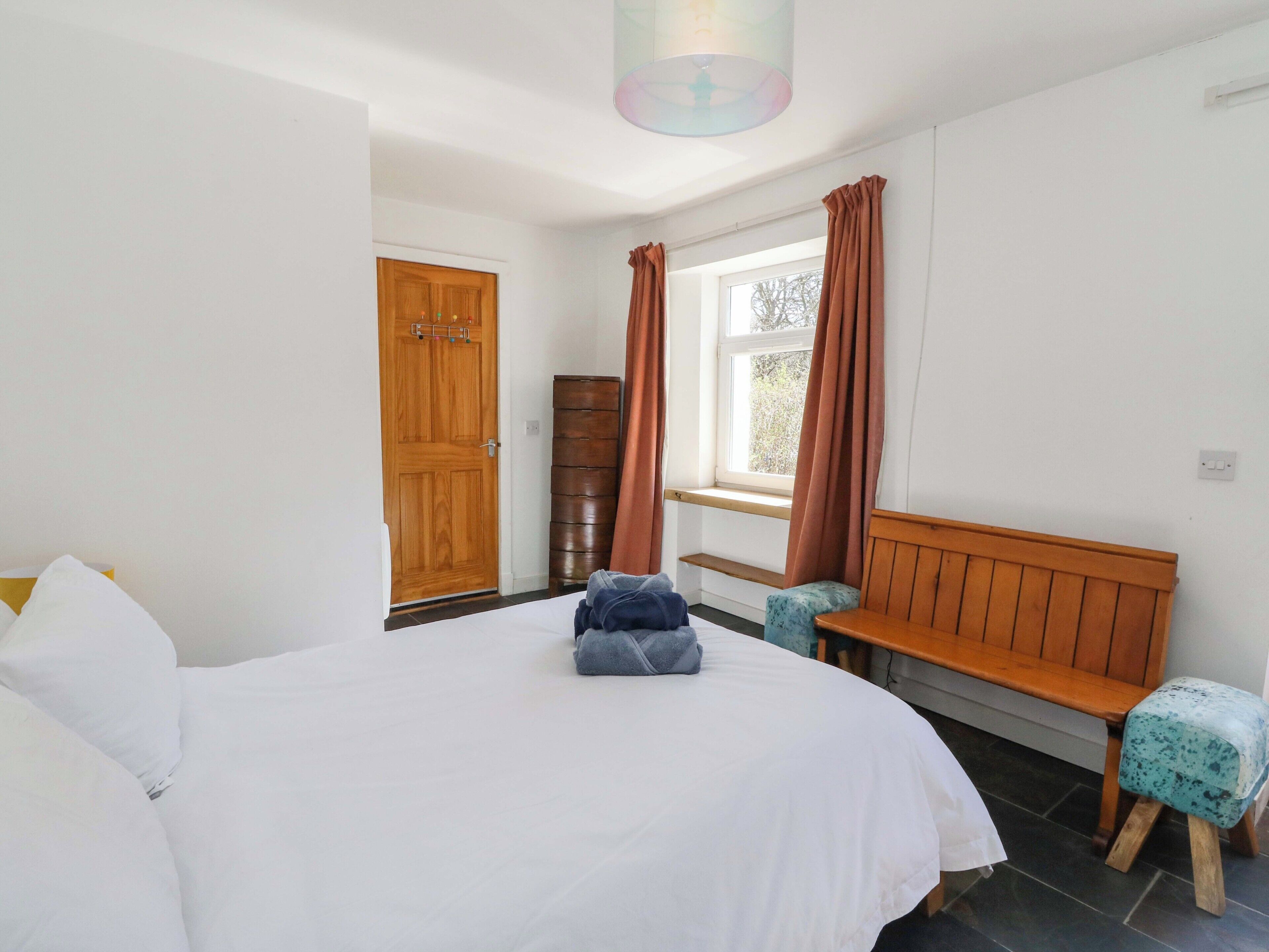 Cottage | 2 bedrooms, individually decorated, individually furnished, free WiFi