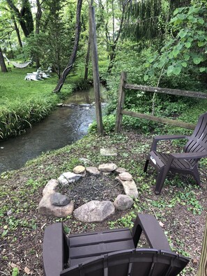 A garden with a fire pit, a small stream, and outdoor furniture. - The Olde Springhouse cottage in downtown Abingdon (Abingdon)
