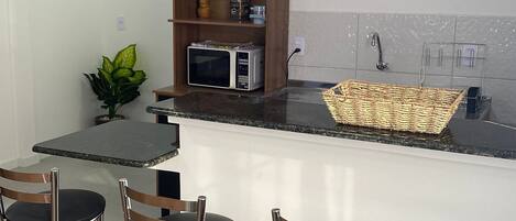 Suite Deluxe, 2 lits doubles | Cuisine privée | Réfrigérateur, micro-ondes, batterie de cuisine, vaisselle et ustensiles