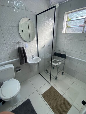 Deluxe-Suite, 2 Doppelbetten | Badezimmer | Kostenlose Toilettenartikel