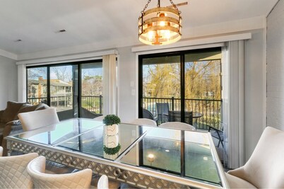 Stunning Pool View Condo at Abbey Villa |Gas Fireplace |Deck |Walk to Beach & Restaurants