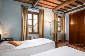 3 slaapkamers, een strijkplank/strijkijzer, gratis wifi, beddengoed