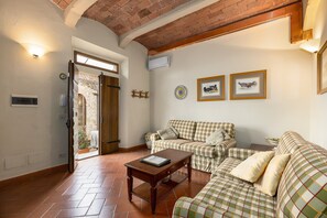 TV - Agriturismo "Podere San Bartolo - Casa Colonica 2" with Shared Pool, Private Terrace & Wi-Fi (Barberino Val D'elsa)