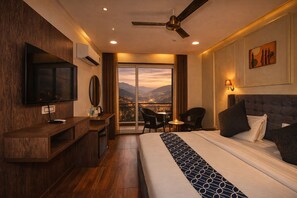 Desk, rollaway beds, free WiFi, bed sheets - AH Grand Villa - Hotel Near Dalai Lama Temple (Dharamshala)