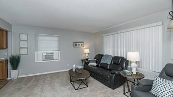 Smart-tv, eldstad och böcker