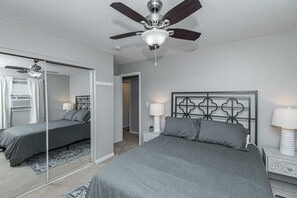 3 bedrooms, desk, iron/ironing board, travel crib - Discounted 5-Star 3 Bedroom Duplex 5 Minutes to Mayo Clinic! (Rochester)