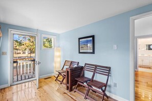 Interior - Caribbean Ketch - Ride your bike to the Beach! (Chincoteague Island)