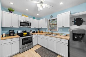 Een koelkast, een microgolfoven, een oven, een kookplaat