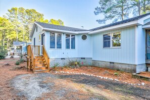 Exterior - Caribbean Ketch - Ride your bike to the Beach! (Chincoteague Island)