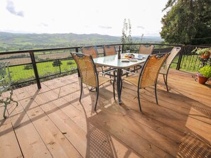 Outdoor dining - Dragonfly Lodge (Shrewsbury)