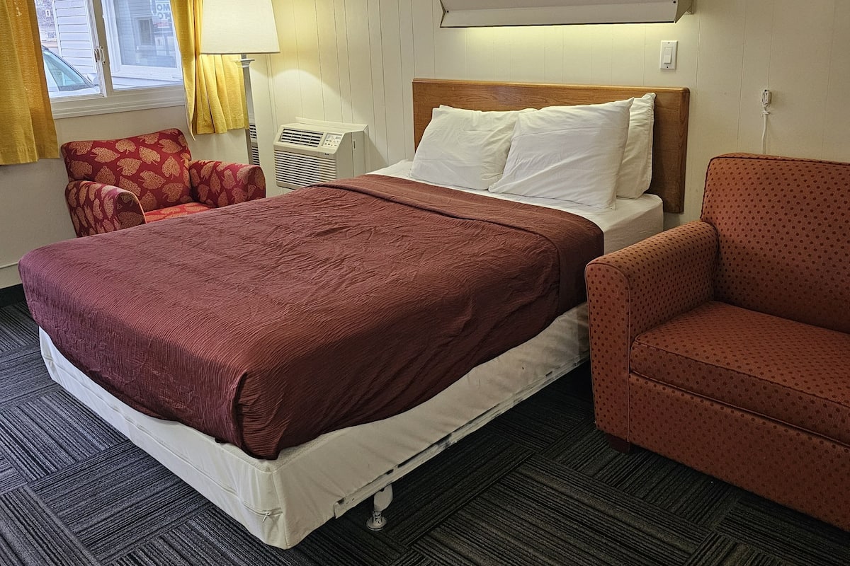 Deluxe Single Room | Free WiFi, bed sheets