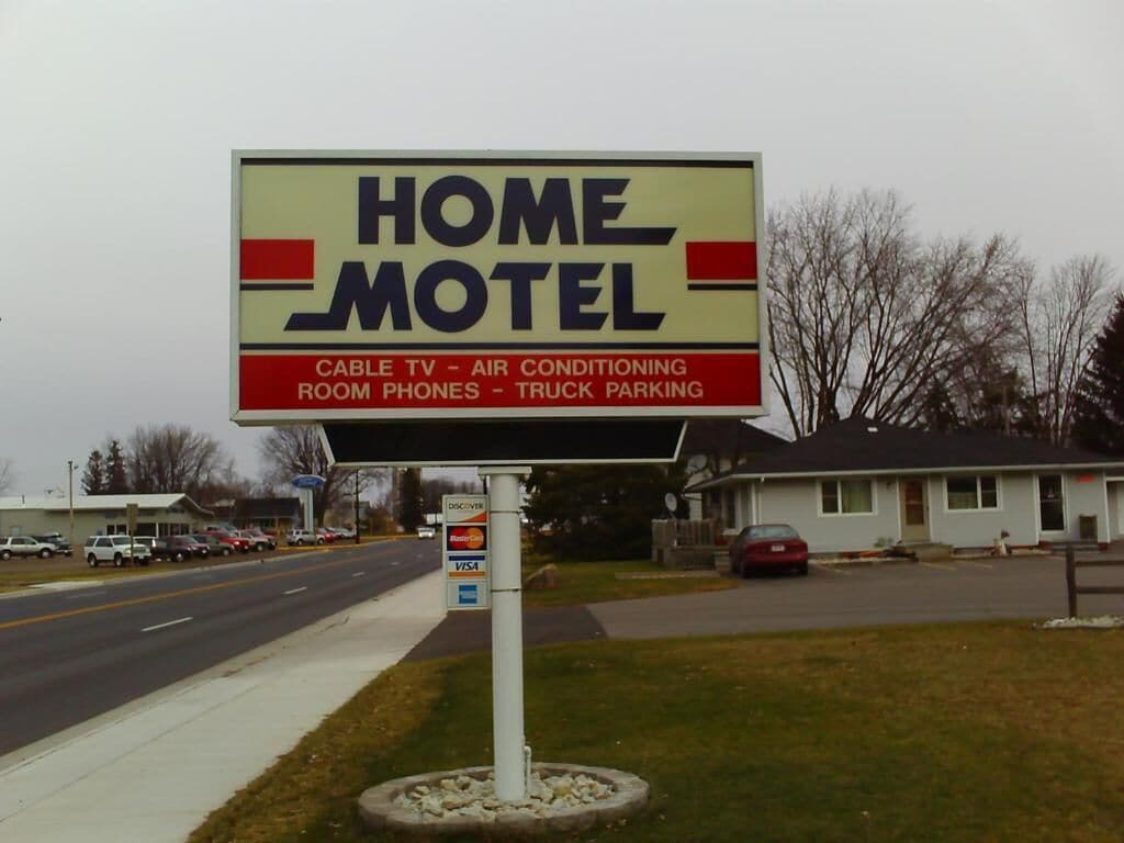 Señal del Home Motel, con servicios que incluyen televisión por cable, aire acondicionado, teléfonos en las habitaciones y estacionamiento para camiones.