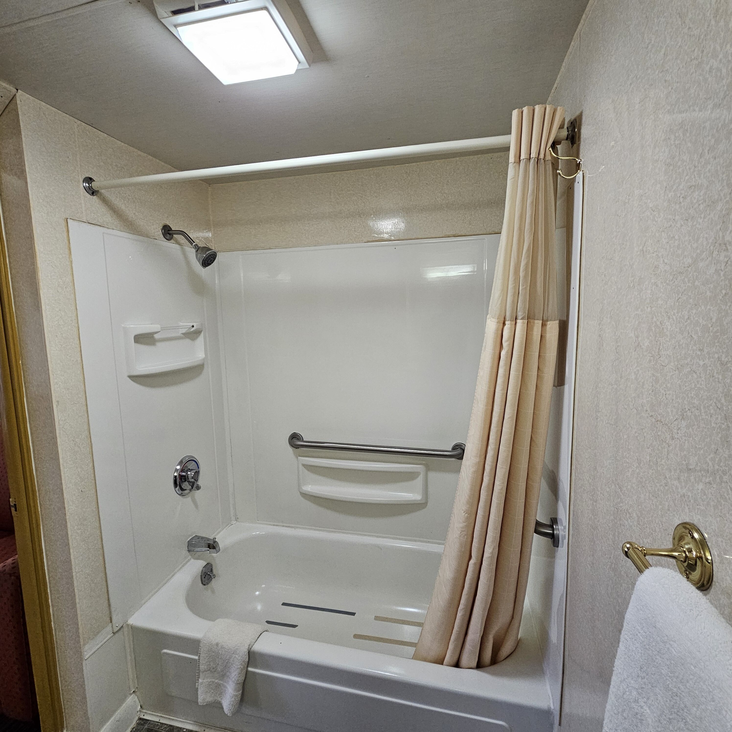 Deluxe Single Room | Bathroom | Free toiletries, hair dryer, towels, soap