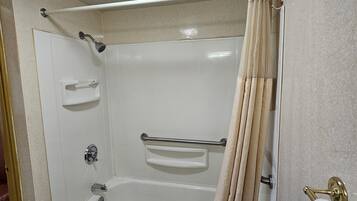 Deluxe Single Room | Bathroom | Free toiletries, hair dryer, towels, soap