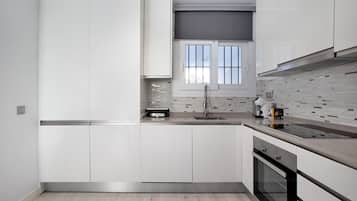 Jääkaappi, uuni, liesi, astianpesukone