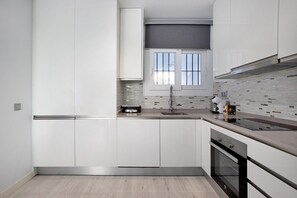 Fridge, oven, stovetop, dishwasher