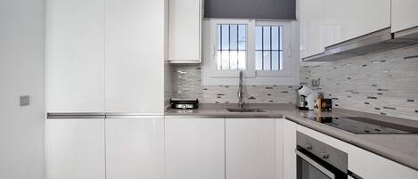 Een koelkast, een oven, een kookplaat, een vaatwasser