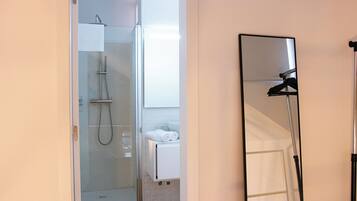 City Loft | Bathroom | Shower, hair dryer, towels, toilet paper