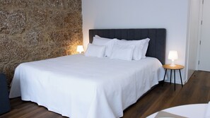 Tabla de planchar con plancha, wifi gratis y ropa de cama 