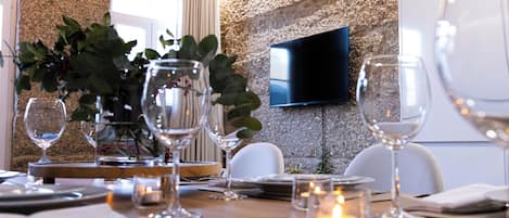 Loft City | Cocina privada | Frigorífico, microondas, horno y placa de cocina