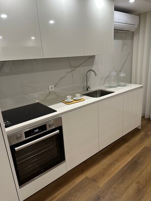 Refrigerador, microondas, horno, placa de cocina