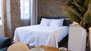 Tabla de planchar con plancha, wifi gratis y ropa de cama 